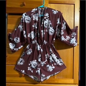 STELLA LAGUNA BEACH- Kimono Style Romper in large Floral Print Fabric. Sz S